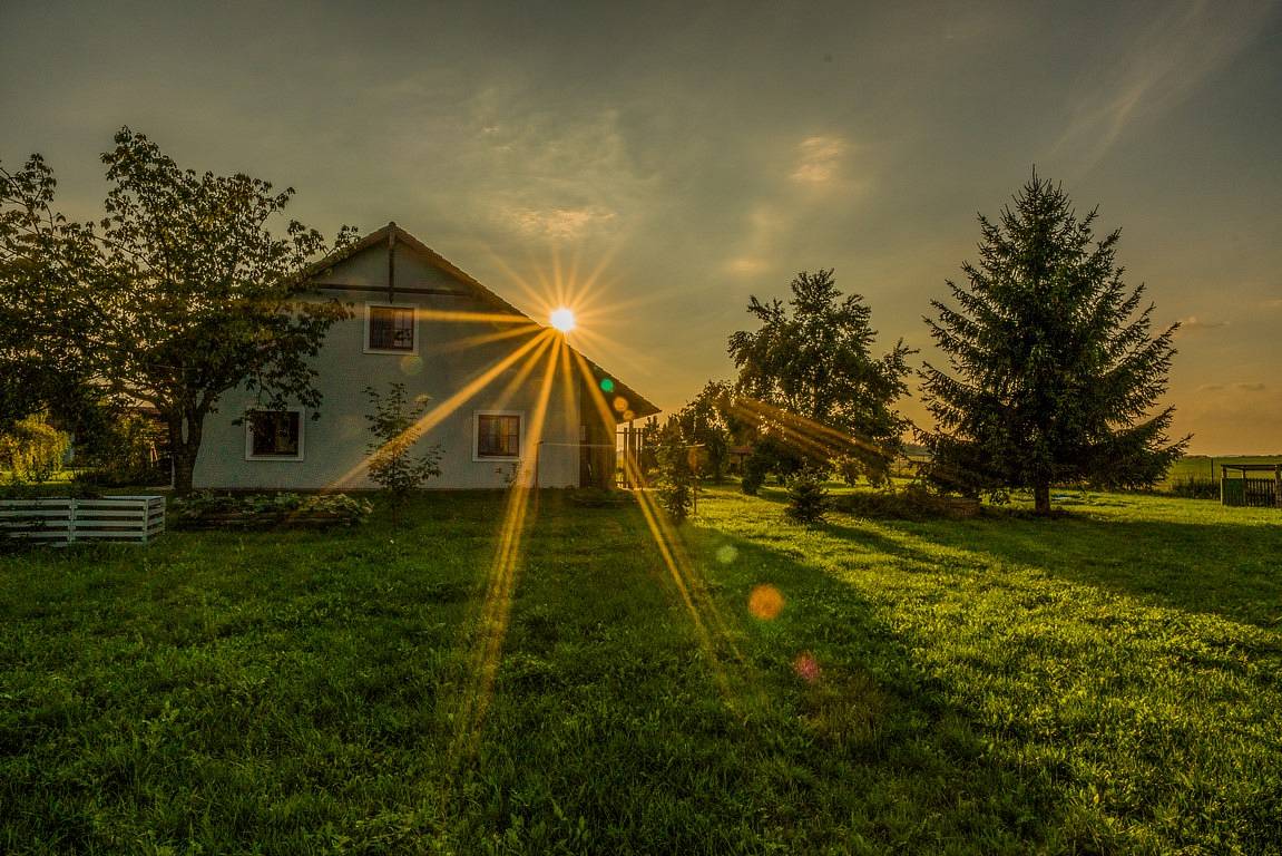 Krásný letní večer u chalupy